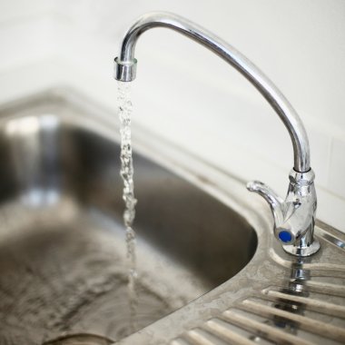 su kullanımı için lavabo musluğu açın