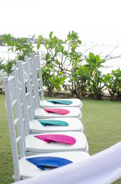 Decoración de la silla blanca en la boda en la playa — Foto de Stock