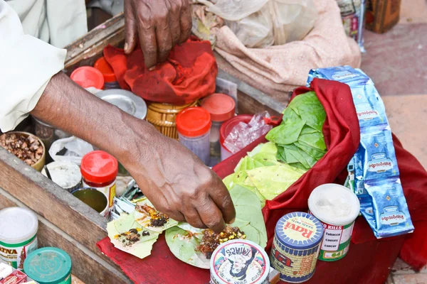Азиатский человек был продажа продуктов питания и продуктов питания на рынке в Индии — стоковое фото