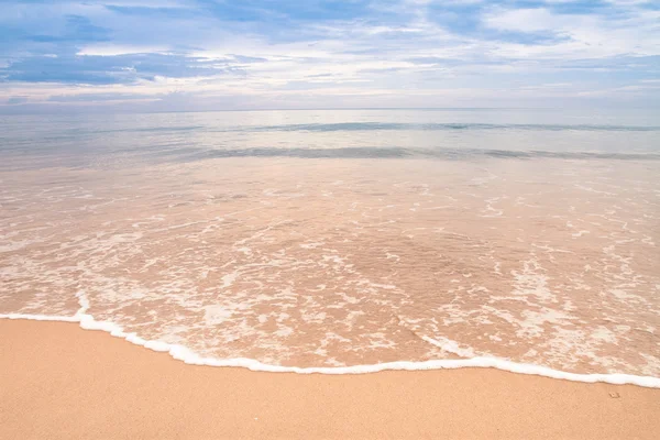 Hermosa playa después del atardecer en Tailandia — Foto de Stock