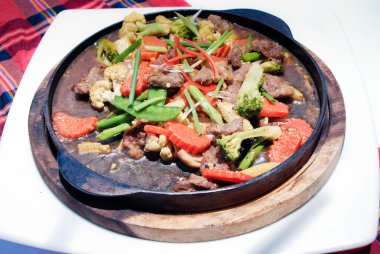 meze domuz eti ve sebze ile