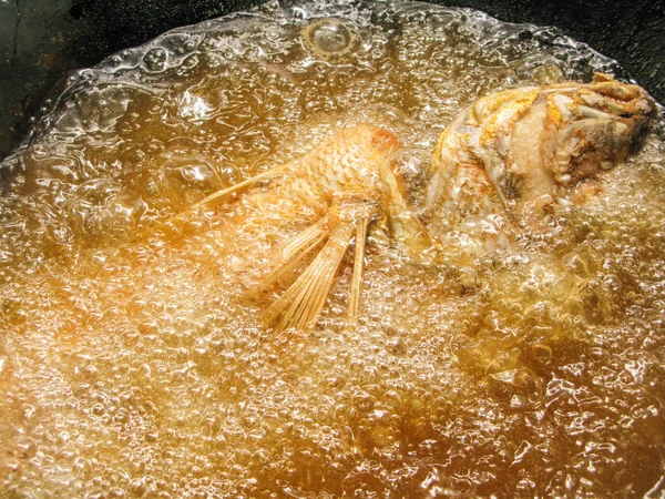 Kızgın yağda kızartılmış balık pişirmek.