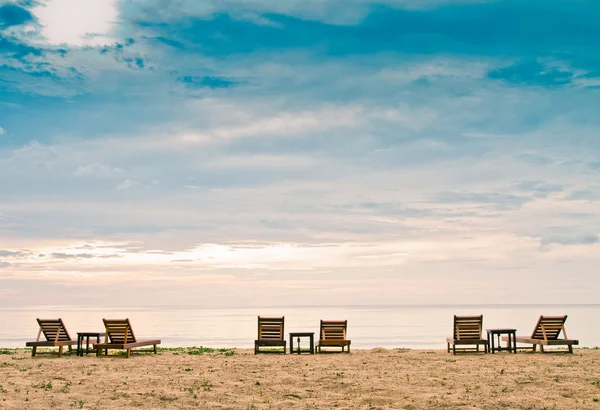 Pihennek a tengerparton, a strand szék — Stock Fotó