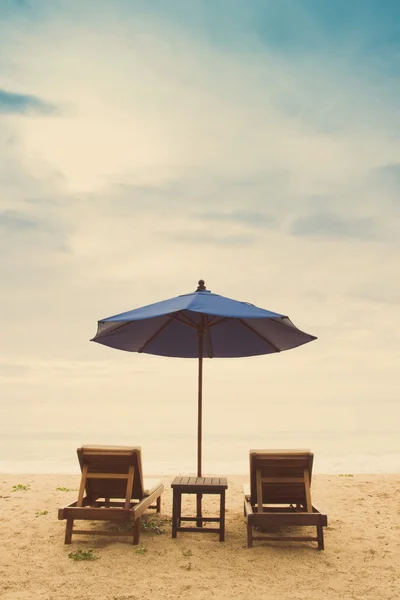 Playa de vacaciones con silla de playa y unbrella playa — Foto de Stock