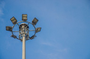 Mavi gökyüzü arka plan ile spot elektrik direkleri