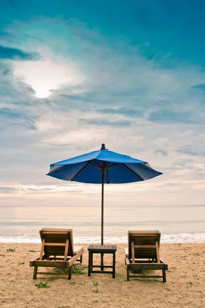 Playa de vacaciones puesta de sol con la silla de playa — Foto de Stock