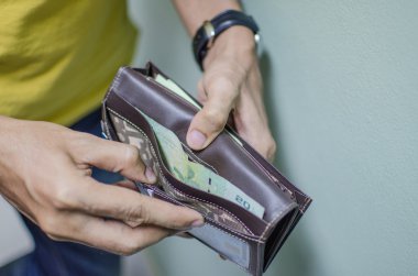 bir adamın cüzdanında yeterli para yok