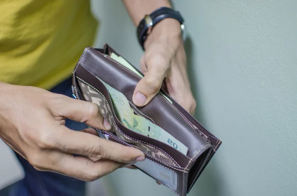 한 남자가 그의 지갑에 충분 한 돈을 있지 스톡 사진