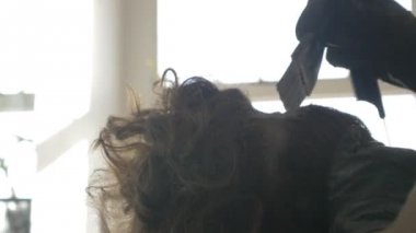 Stilist Kuaför saç kökleri boyama