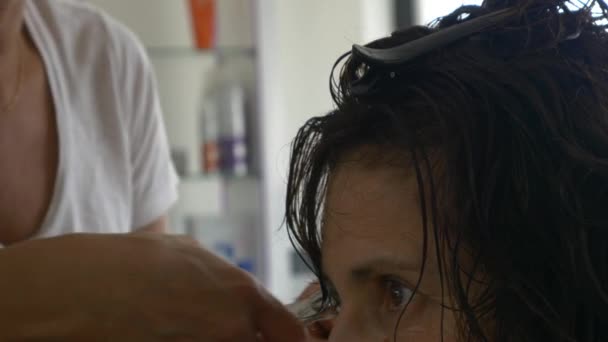 Friseur schneidet Haare — Stockvideo