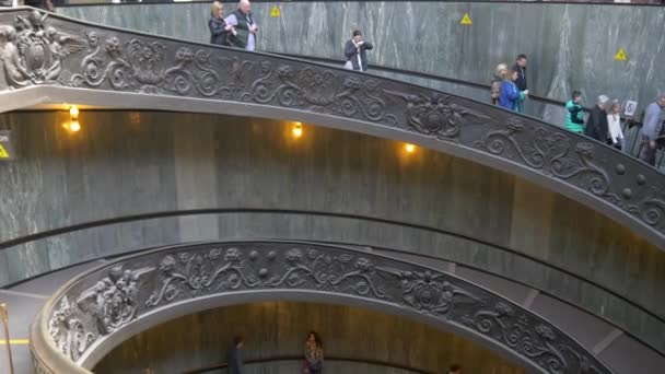 Ludzie chodzą schodach Muzeum Watykańskie — Wideo stockowe