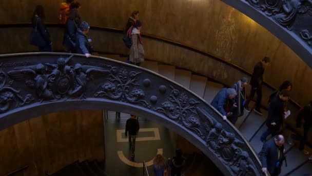 Люди, що йдуть вниз по сходах Ватикан музей — стокове відео