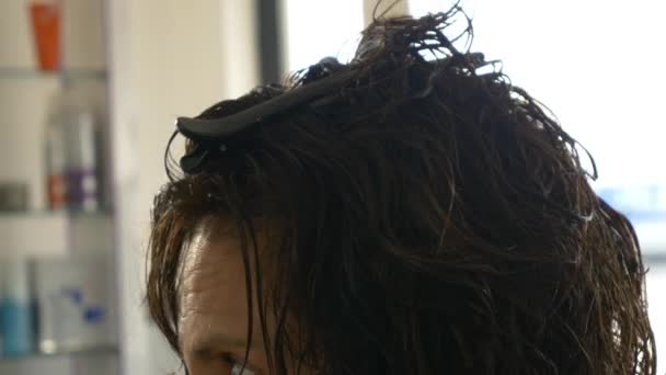 Kvinna torkning håret i salong — Stockvideo