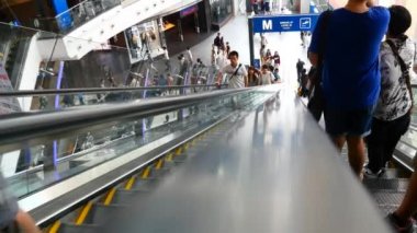  İnsanlar ile alışveriş merkezinde yürüyen merdiven 