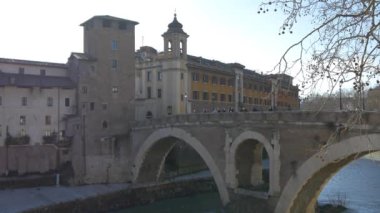 Tiberius'un köprüden Tevere Nehri