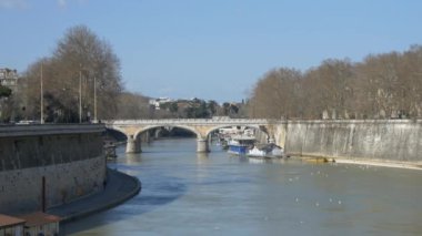 Tiberius'un köprüden Tevere Nehri