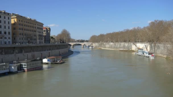 Tiberiusbrücke über den Tiber — Stockvideo