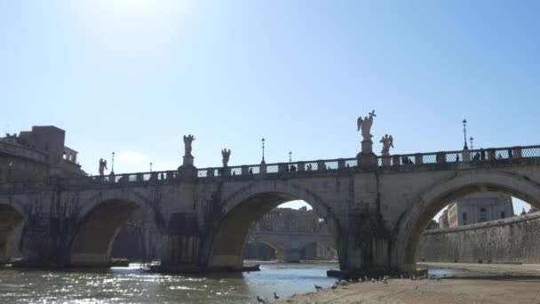 Tiberiusbrücke über den Tiber — Stockvideo