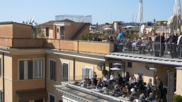 Turisti che prendono il caffè in balcone — Video Stock