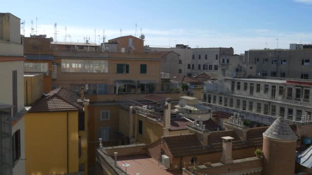 Edificios de la ciudad en el día soleado — Vídeos de Stock