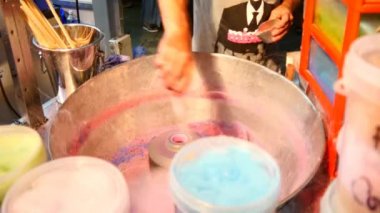 Adam pamuk şeker hazırlama