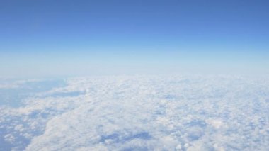 mooie wolken op blauwe hemel