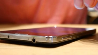 Erkek el smartphone kullanarak