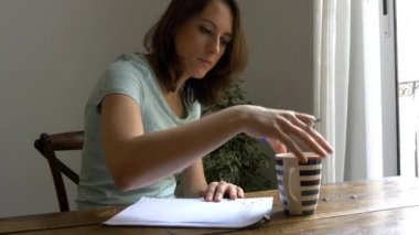 Defterde yazan kadın