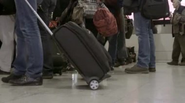 Commuters çalışmak için yürüyüş bacaklar