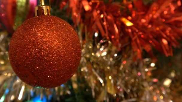 Rosso scintillante palla di Natale — Video Stock