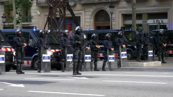 Police watching the streets of Barcelona — Stock Video