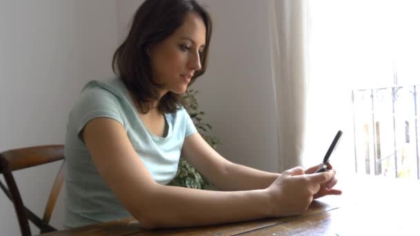 Mulher usando telefone celular — Vídeo de Stock