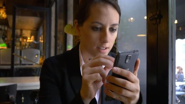Mujer de negocios usando teléfono móvil — Vídeos de Stock