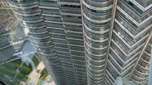 바쁜 도시에 있는 고층 빌딩 — 비디오