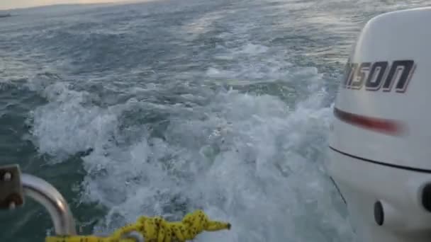 Barco flotando sobre las olas — Vídeo de stock