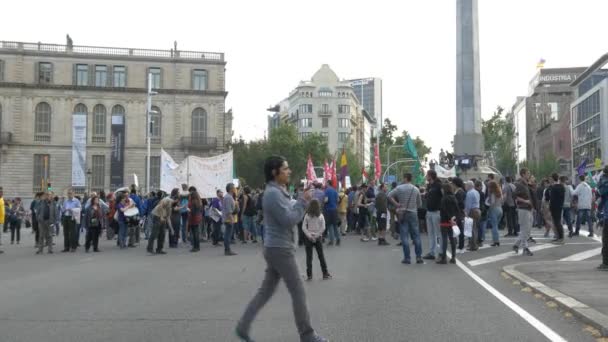 Barcelona sokaklarında izlerken polis — Stok video