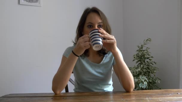 Donna che beve caffè — Video Stock
