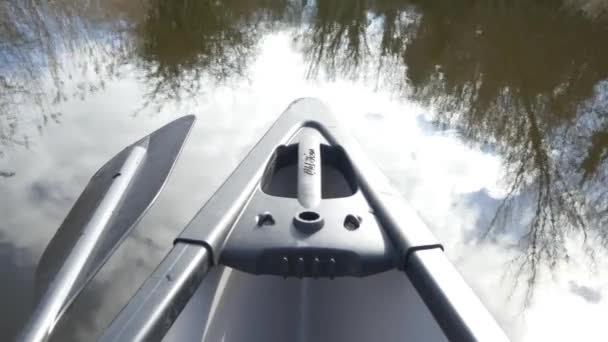 穏やかな水でボートに乗って川の旅 — ストック動画