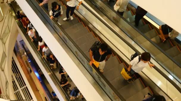 Roltrappen in winkelcentrum met mensen — Stockvideo