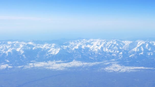 Montañas nevadas durante el amanecer — Vídeos de Stock