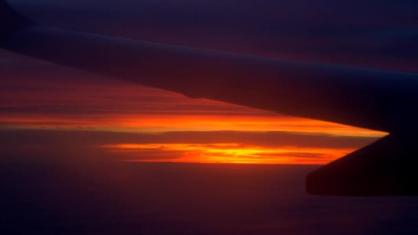 Ala de avión con puesta de sol y nubes — Vídeos de Stock