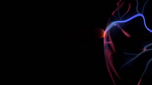 éclairage boule plasma sur fond noir 