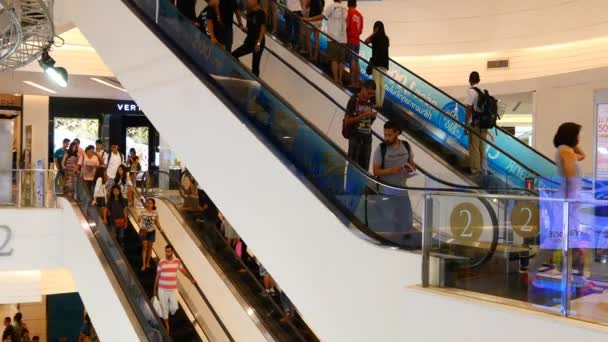 Эскалаторы в торговом центре с людьми — стоковое видео