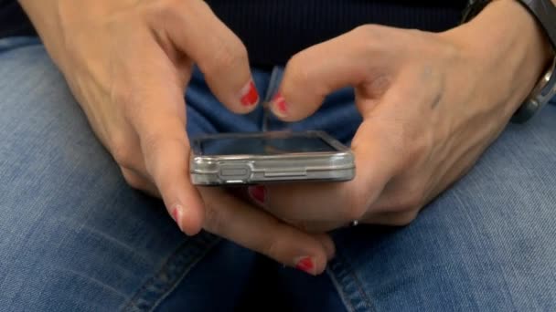 Mujer usando un teléfono inteligente moderno — Vídeos de Stock