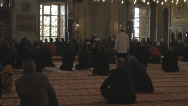 Gente rezando en la mezquita azul — Vídeos de Stock