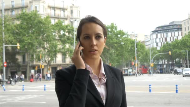 Mujer de negocios hablando por teléfono móvil — Vídeo de stock