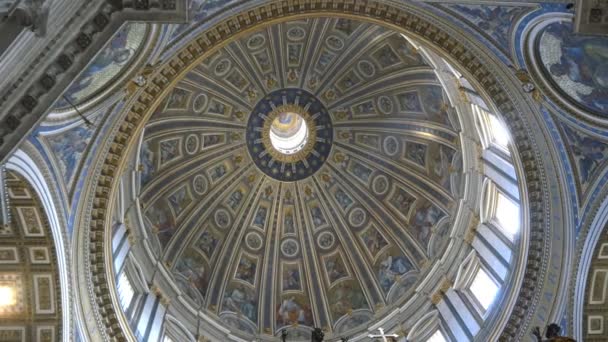 Innenraum der Kathedrale des Heiligen Petrus — Stockvideo