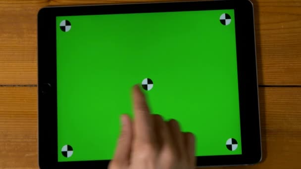 Mano facendo gesti su tablet digitale — Video Stock