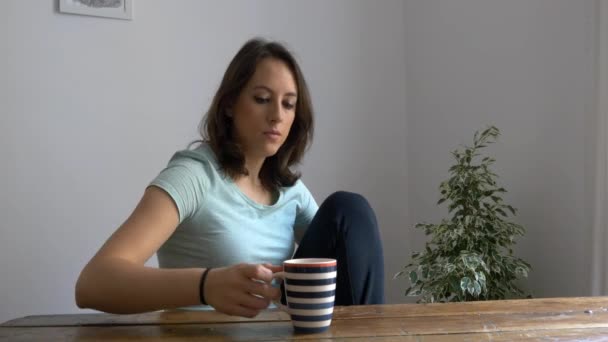 Kvinna dricka kaffe — Stockvideo