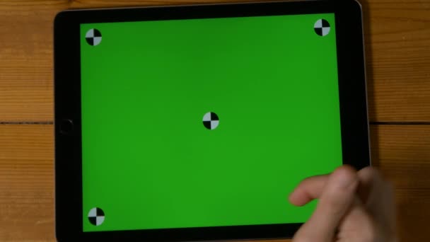 Mão fazendo gestos em tablet digital — Vídeo de Stock